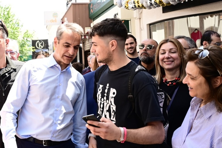 Την αγορά στο Μαρούσι επισκέφθηκε ο Κυριάκος Μητσοτάκης - Συζήτησε με πελάτες και καταστηματάρχες