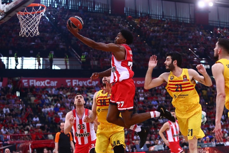 Ο Ολυμπιακός συνέτριψε τη Μπαρτσελόνα με 92-58 και ετοιμάζεται για την πρόκριση στο Final Four