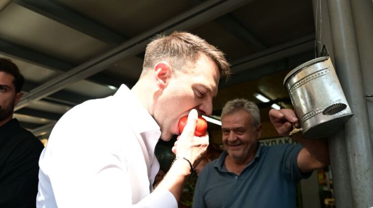 Ο πρόεδρος του ΣΥΡΙΖΑ, Στέφανος Κασσελάκης στη Βαρβάκειο Αγορά