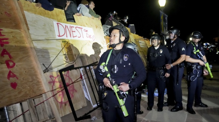  Η αστυνομία εισέβαλε στο UCLA 