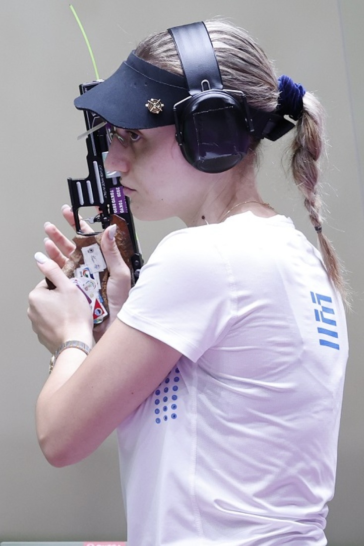 H Άννα Κορακάκη με καπέλο, γυαλιά και πστολι