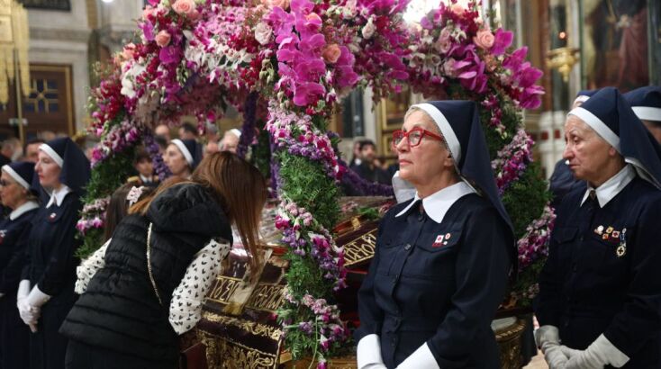 Σε κλίμα κατάνυξης η Ακολουθία και η περιφορά του Επιταφίου της Μητρόπολης Αθηνών 