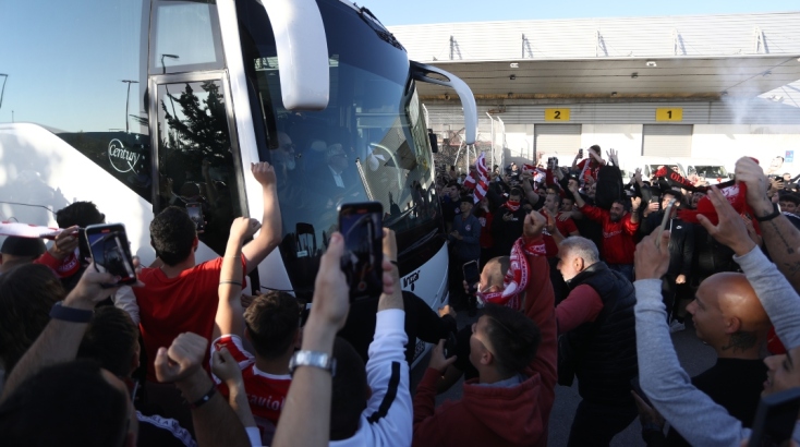 Ολυμπιακός: Αποθέωση από τους φιλάθλους των «κόκκινων»