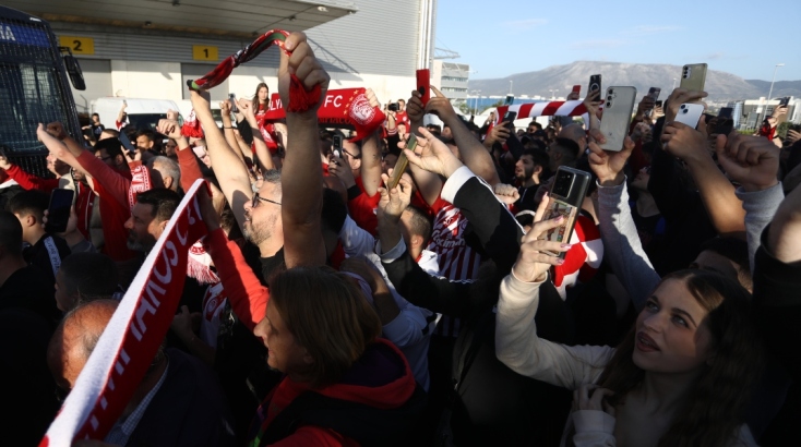 Ολυμπιακός: Αποθέωση από τους φιλάθλους των «κόκκινων»