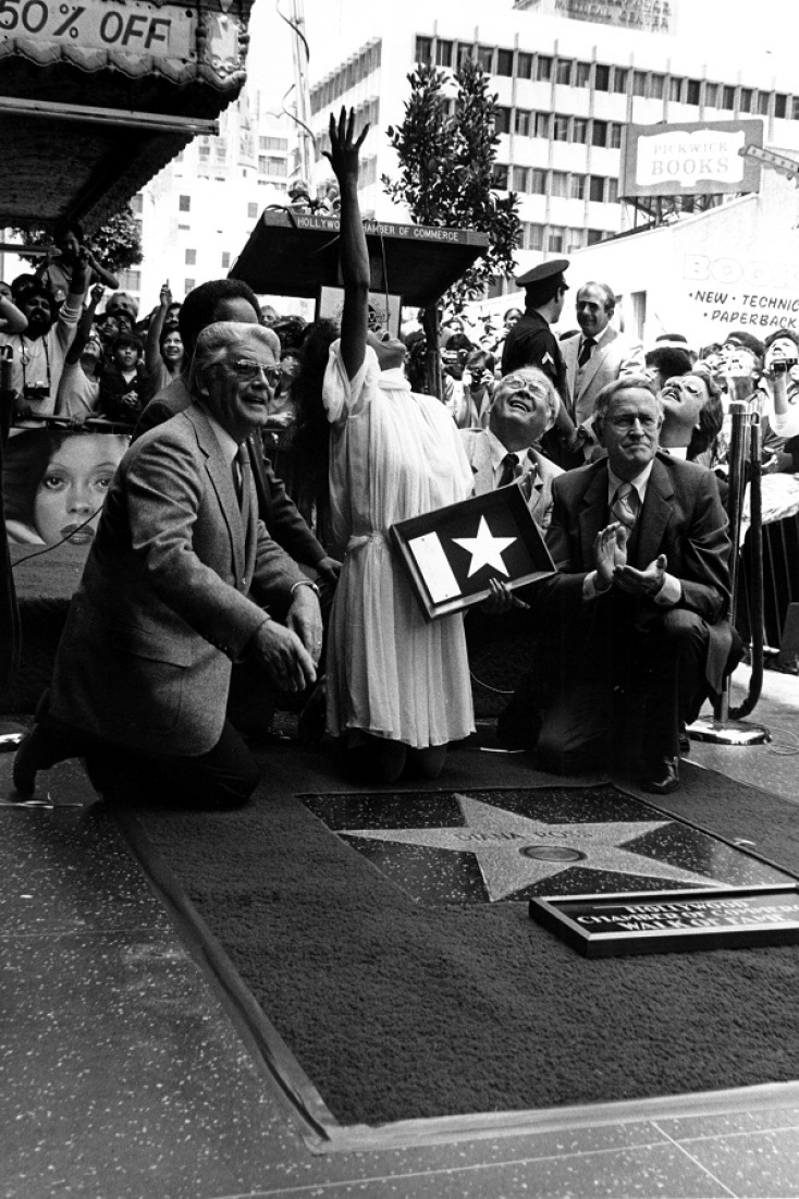 η Diana Ross κρατα το αστερι μαζι με 4 ανδρες