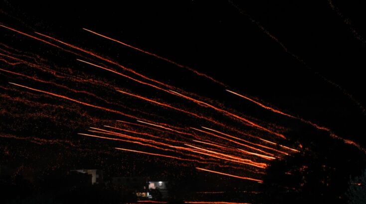 Εντυπωσιακές εικόνες στον Βροντάδο Χίου που αναβίωσε και φέτος το έθιμο του «ρουκετοπόλεμου»