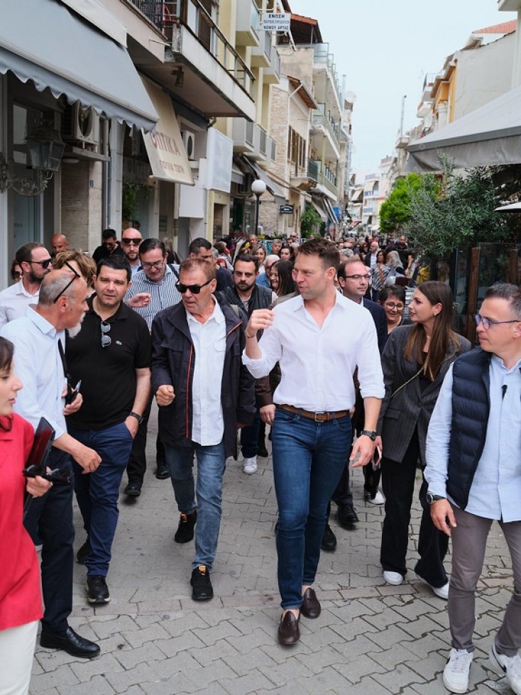 Ο Πρόεδρος του ΣΥΡΙΖΑ Στέφανος Κασσελάκης ανάμεσα απο θαυμαστές του