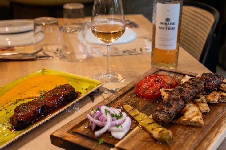 Μόστρα: ένα χάρμα μεζεδοπωλείο στη Χαριλάου