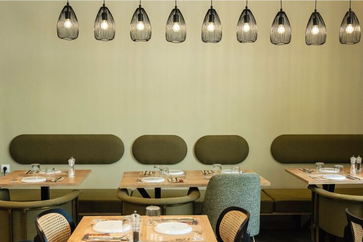 Μόστρα: ένα χάρμα μεζεδοπωλείο στη Χαριλάου