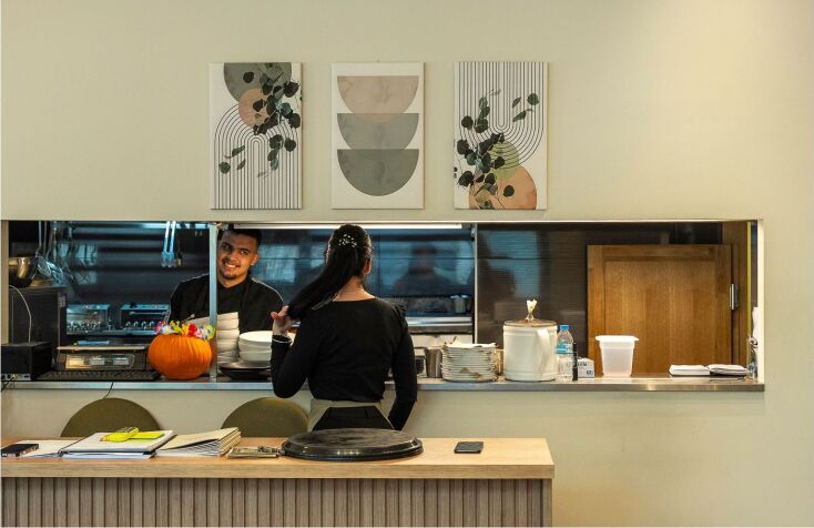 Μόστρα: ένα χάρμα μεζεδοπωλείο στη Χαριλάου