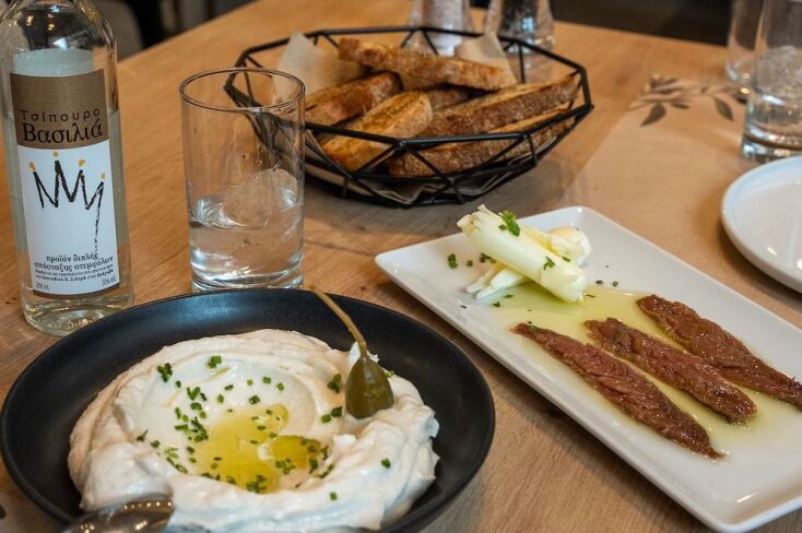 Μόστρα: ένα χάρμα μεζεδοπωλείο στη Χαριλάου