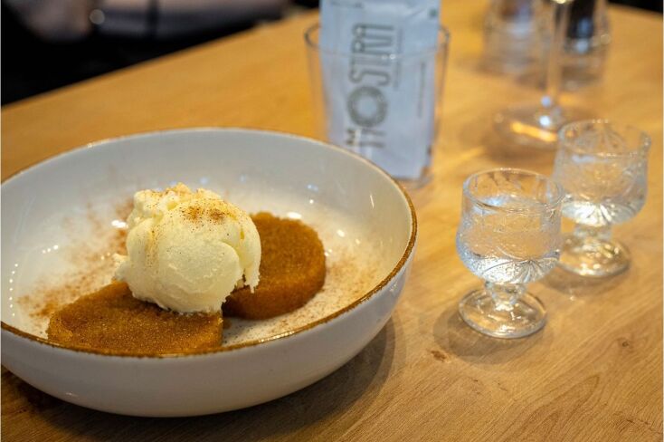 Μόστρα: ένα χάρμα μεζεδοπωλείο στη Χαριλάου