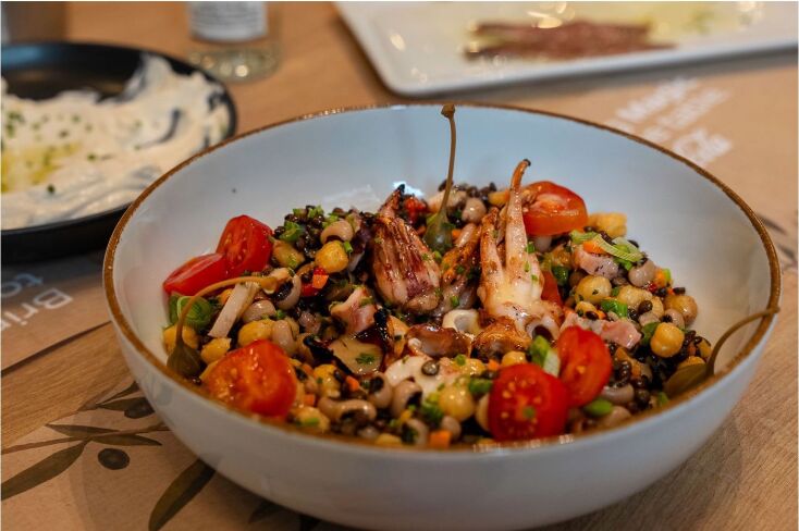 Μόστρα: ένα χάρμα μεζεδοπωλείο στη Χαριλάου