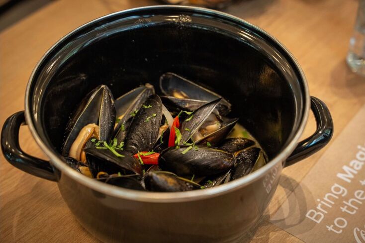 Μόστρα: ένα χάρμα μεζεδοπωλείο στη Χαριλάου