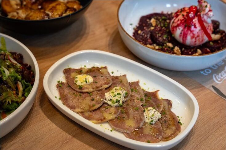 Μόστρα: ένα χάρμα μεζεδοπωλείο στη Χαριλάου