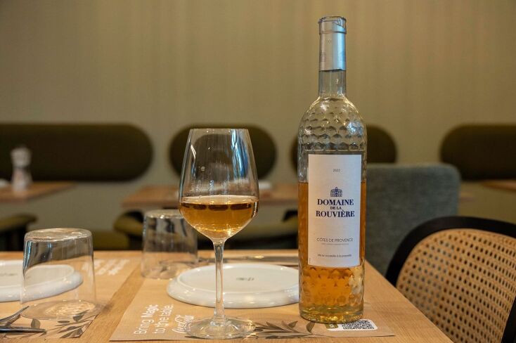 Μόστρα: ένα χάρμα μεζεδοπωλείο στη Χαριλάου