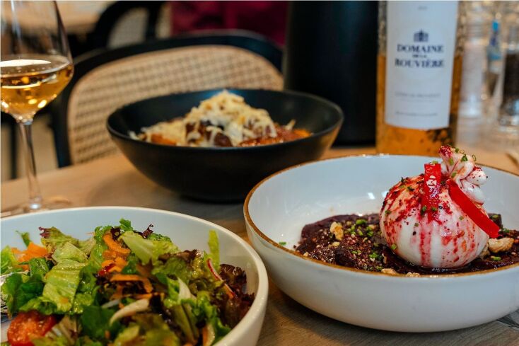 Μόστρα: ένα χάρμα μεζεδοπωλείο στη Χαριλάου