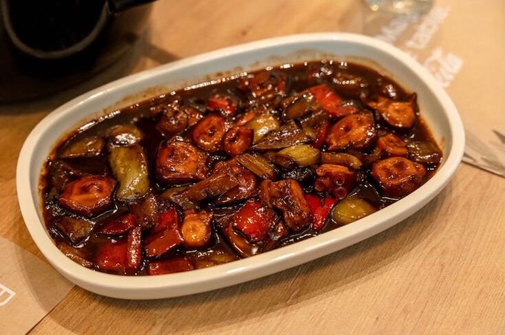 Μόστρα: ένα χάρμα μεζεδοπωλείο στη Χαριλάου