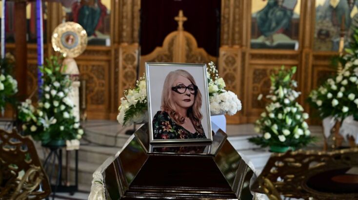 Ρίγη συγκίνησης στο τελευταίο αντίο στην Άννα Παναγιωτοπούλου