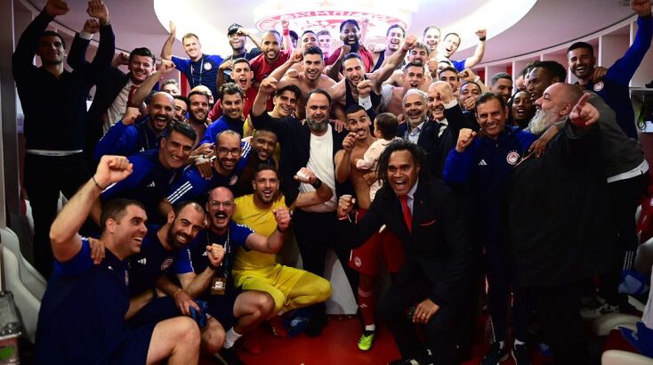 Πανηγυρισμοί για την πρόκριση του Ολυμπιακού στον τελικό του Conference League