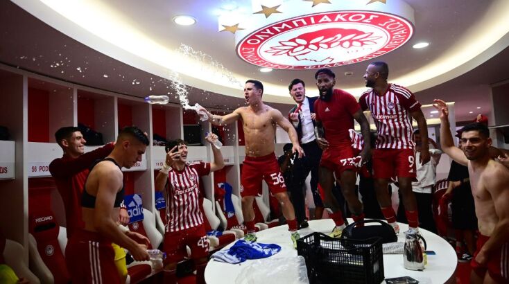 Πανηγυρισμοί για την πρόκριση του Ολυμπιακού στον τελικό του Conference League