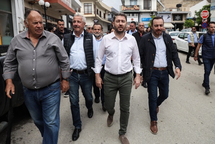 κόσμος περπαταει, δρομος, αυτοκίνητα