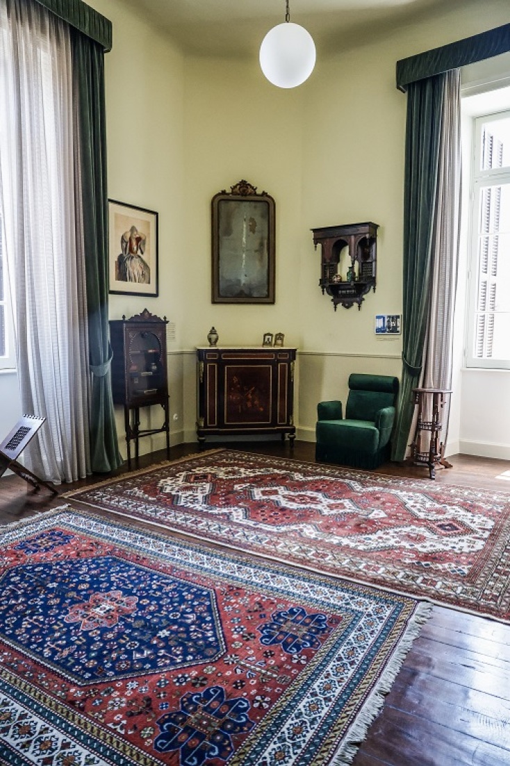 δωματιο, χαλι, επιπλα, πινακες