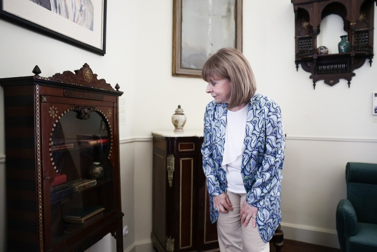 Η Κατερίνα Σακελλαροπούλου εξεταζει έπιπλα