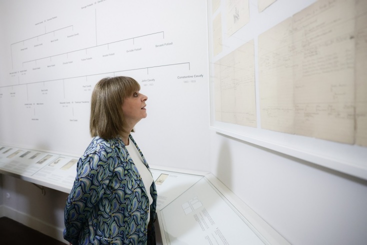 Η Κατερίνα Σακελλαροπούλου κοιτάζει πινακες