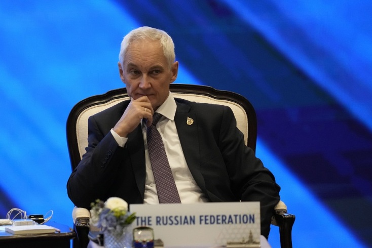 ανδρας καθιστος