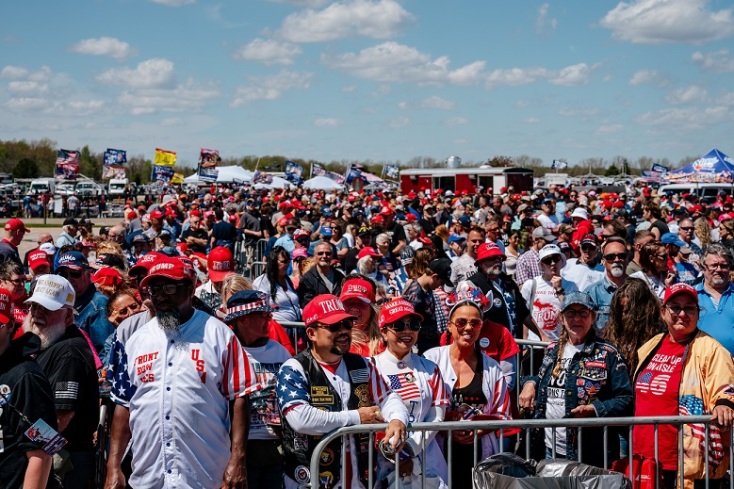 πληθος κοσμου, κοκκινα καπελα