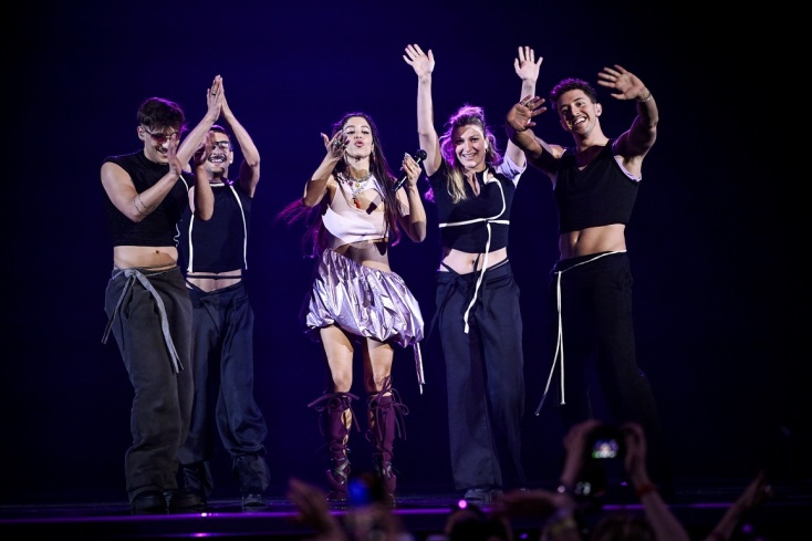 3 χορευτες, μια χορευτρια, μια τραγουδιστρια στη σκηνη