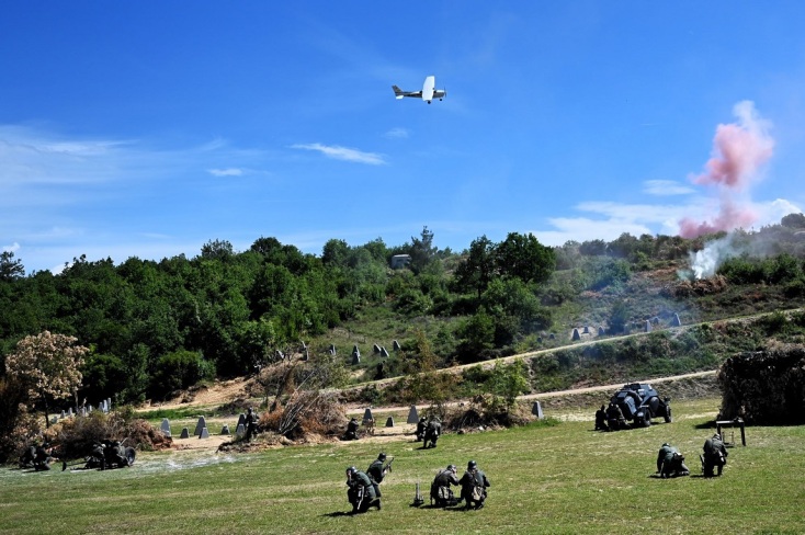 στρατιωτες, καπνοί, αεροπλανο, δεντρα