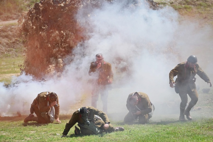 στρατιωτες, καπνος, δεντρα