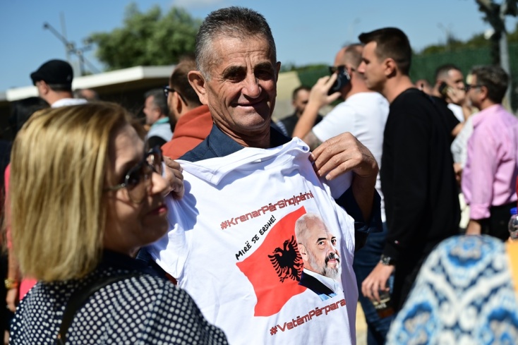 Άνδρας με μπλούζα που έχει τη φωτογραφία του Έντι Ράμα και μήνυμα στα αλβανικά προσέρχεται στο Κλειστό Γυμναστήριο Γαλατσίου