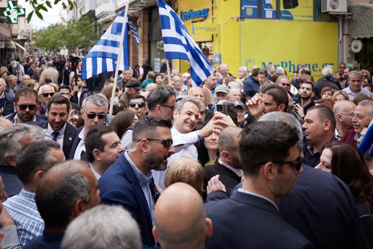 Μητσοτάκης, πλήθος κόσμου, σημαιες, φωτογραφιες