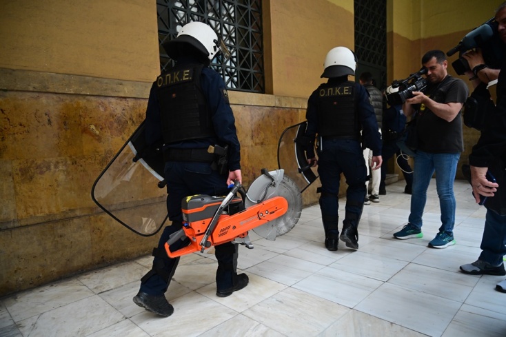 Αστυνομικοί με τροχό κατά την επιχείρηση εκκένωσης της κατάληψης στη Νομική Αθηνών