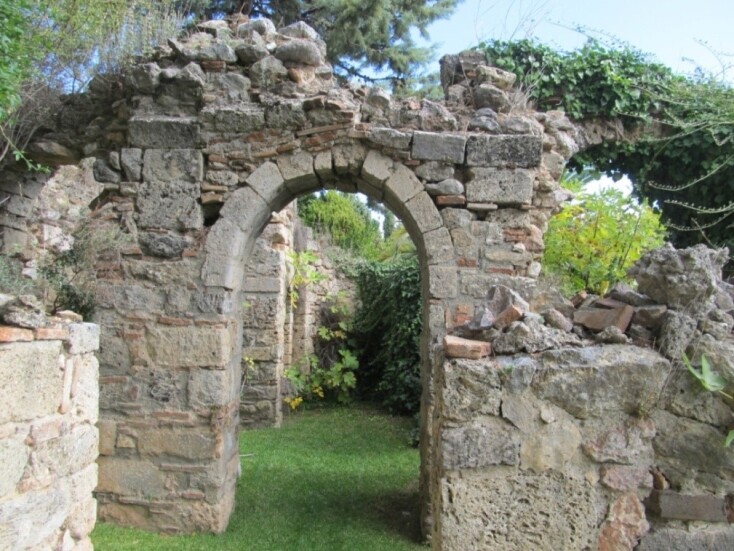 Δυτική όψη του ερειπωμένου βυζαντινού ναού