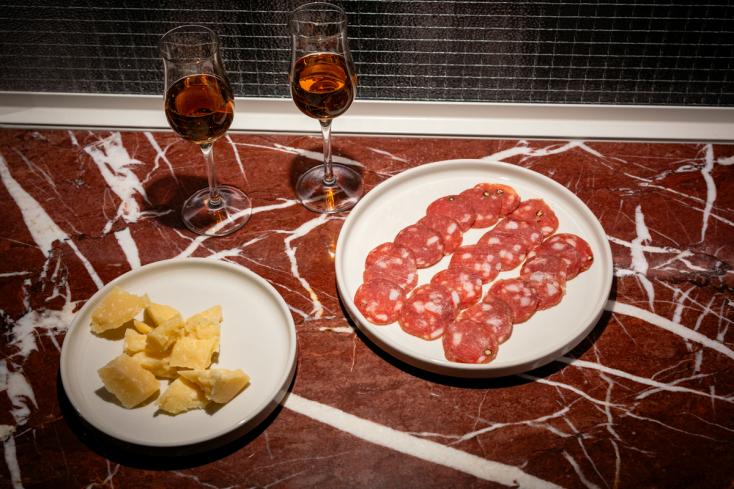 Πινακοθήκη Μωρών: Το νέο γαστρονομικό σποτ στο κέντρο της Θεσσαλονίκης με εκλεκτά αποστάγματα, τσίπουρα και τάπας.