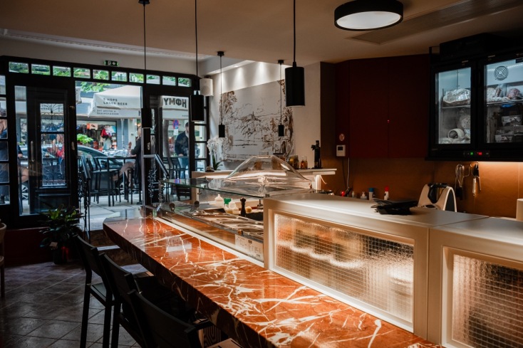 Πινακοθήκη Μωρών: Το νέο γαστρονομικό σποτ στο κέντρο της Θεσσαλονίκης με εκλεκτά αποστάγματα, τσίπουρα και τάπας.