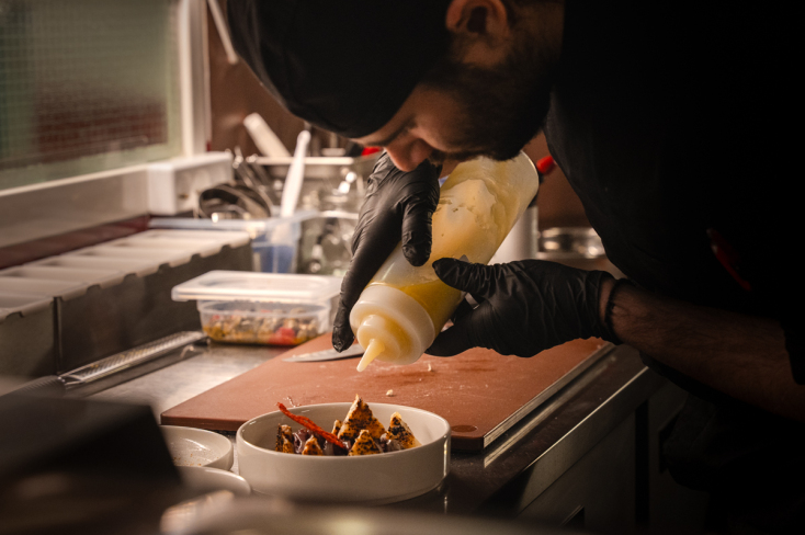 Πινακοθήκη Μωρών: Το νέο γαστρονομικό σποτ στο κέντρο της Θεσσαλονίκης με εκλεκτά αποστάγματα, τσίπουρα και τάπας.