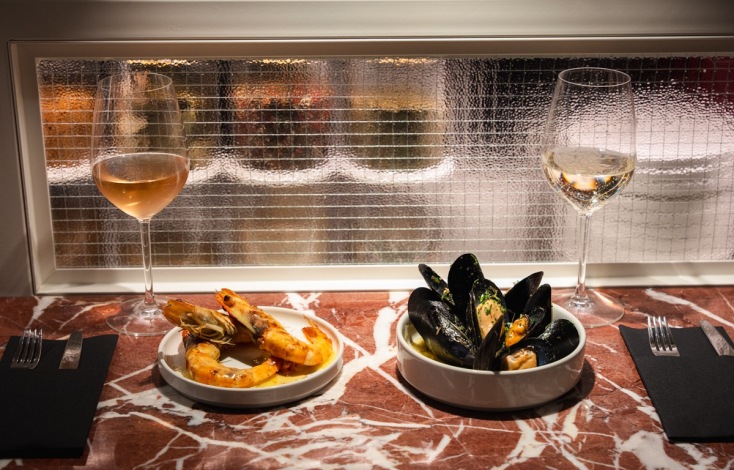 Πινακοθήκη Μωρών: Το νέο γαστρονομικό σποτ στο κέντρο της Θεσσαλονίκης με εκλεκτά αποστάγματα, τσίπουρα και τάπας.