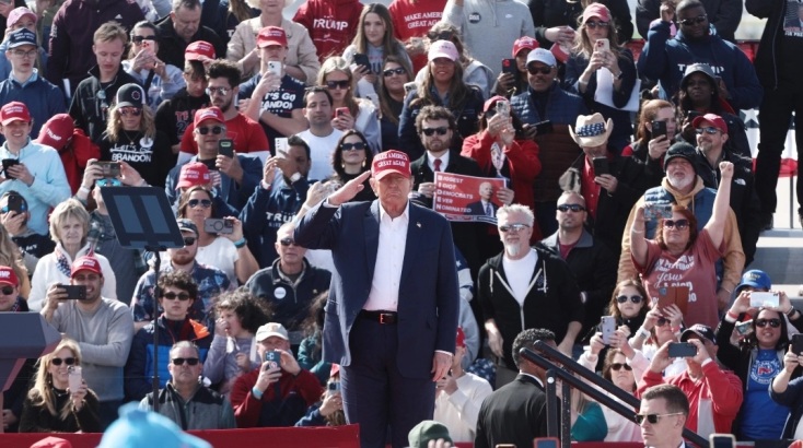 Ο Ντοναλντ Τραμπ σε προεκλογικη ομιλια