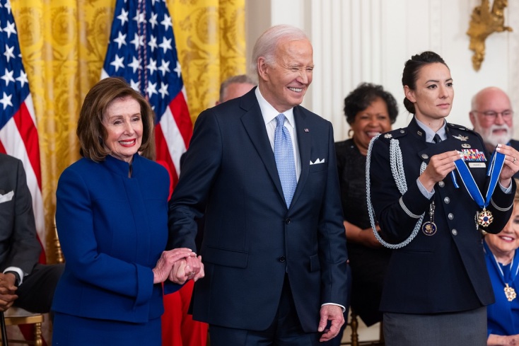 Η πρώην Πρόεδρος της Βουλής Νάνσι Πελόζι με τον πρόεδρο των ΗΠΑ Τζο Μπάιντεν