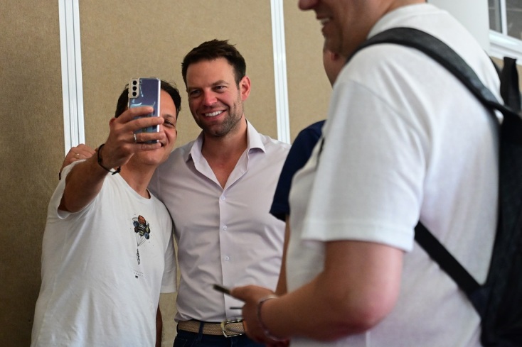 Κασσελάκης με θαυμαστες, φωτογραφια, κινητο