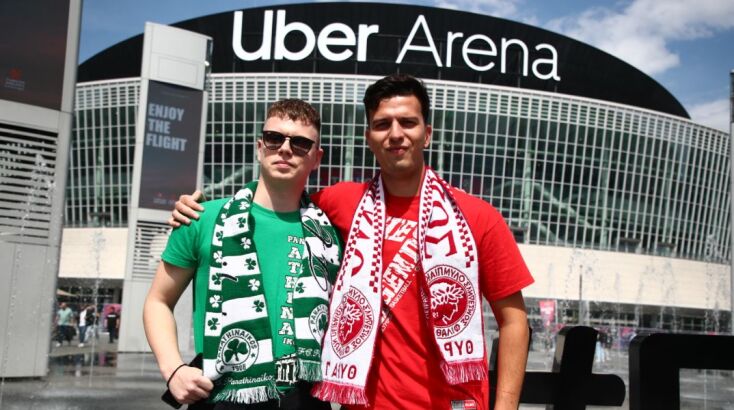 Final Four: «Αγκαλιά» φίλαθλοι Ολυμπιακού και Παναθηναϊκού έξω από την Uber Arena στο Βερολίνο