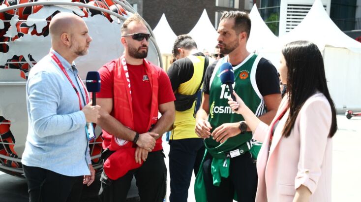 Final Four: «Αγκαλιά» φίλαθλοι Ολυμπιακού και Παναθηναϊκού έξω από την Uber Arena στο Βερολίνο