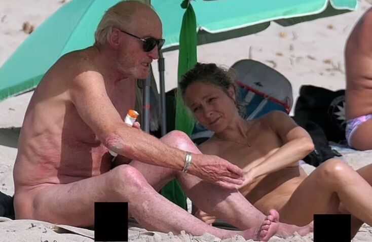 Σε παραλία γυμνιστών στην Ισπανία ο ηθοποιός Charles Dance και η σύντροφος του