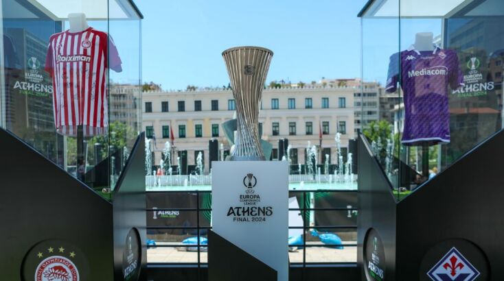 Το τρόπαιο του Conference League στην Πλατεία Κοτζιά 