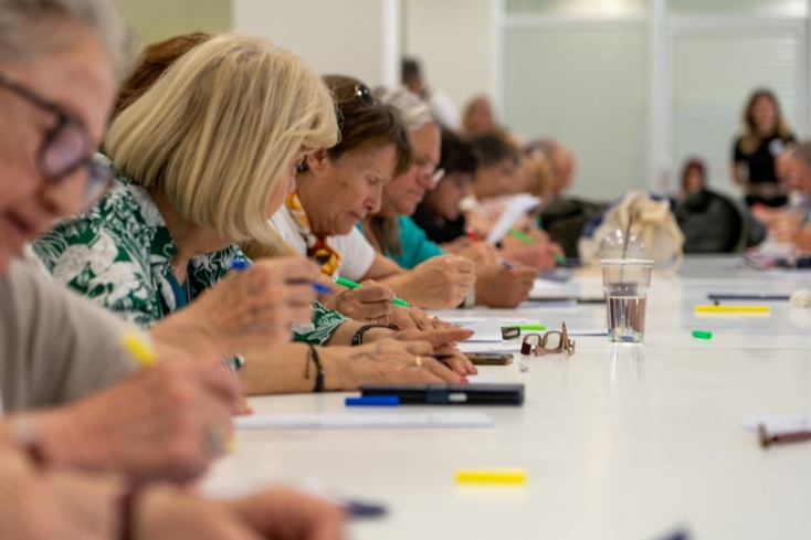 Πολίτες μεγαλύτερης ηλικίας παίζουν Bingo 